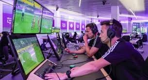 切尔西球迷球场外高举横幅抗议伯利，并呼吁阿布回归